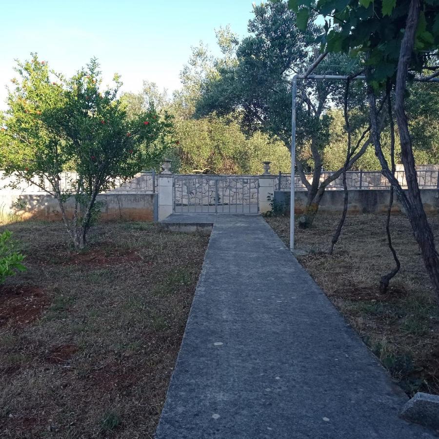 My Mediterranean Villa With Huge Garden And Own Parking Lumbarda Eksteriør bilde