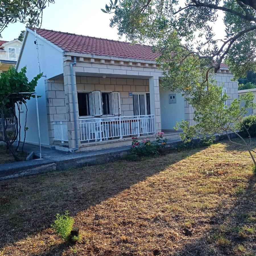 My Mediterranean Villa With Huge Garden And Own Parking Lumbarda Eksteriør bilde